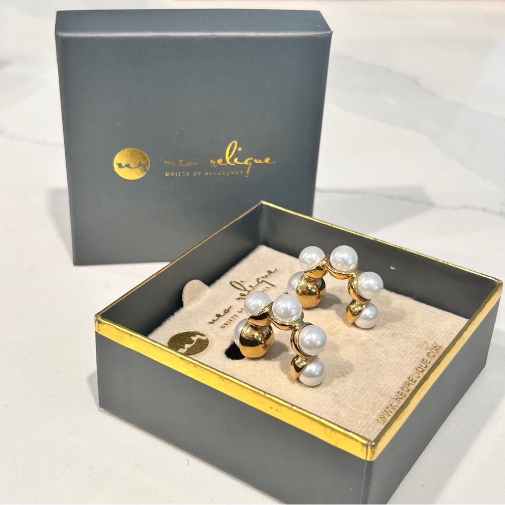 NIB Neo Relique Gold Tone Pearl Hoop Stud Earrings